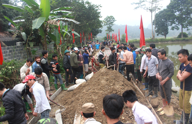 Nhân dân xã Linh Hồ làm đường bê tông nông thôn.