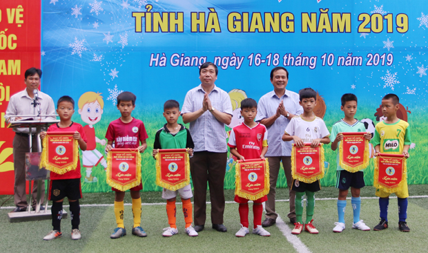 Lãnh đạo Ban Tuyên giáo Tỉnh ủy và Sở VH – TT&DL trao cờ lưu niệm cho các đội tham dự giải.