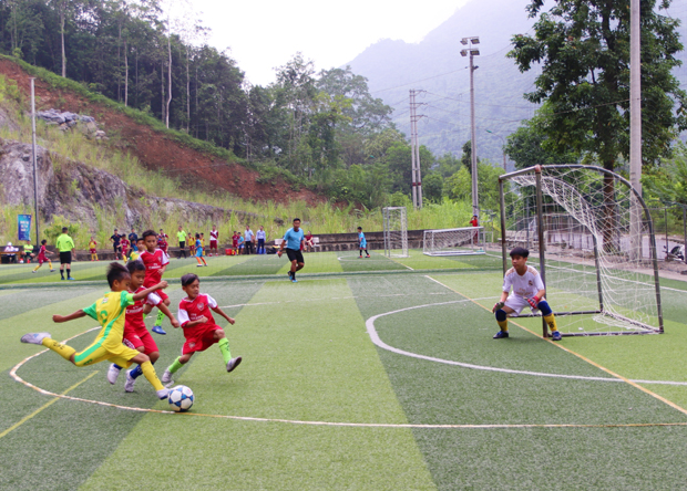 Pha tấn công của đội thành phố Hà Giang trước khung thành đội FC Cao Nguyên