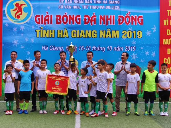 Ban Tổ chức và nhà tài trợ trao cúp vô địch cho đội bóng nhi đồng huyện Vị Xuyên.