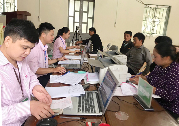 Cán bộ Ngân hàng Chính sách xã hội huyện Yên Minh giải ngân vốn vay tại xã Lao và Chải.