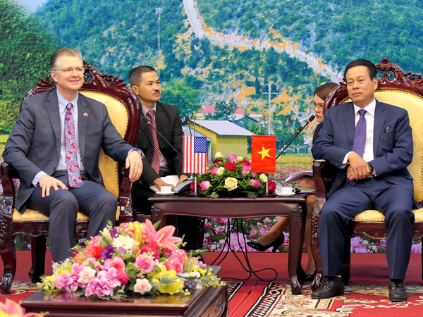 Chủ tịch UBND tỉnh Nguyễn Văn Sơn tiếp xã giao ngài Daniel Kritenbrink. 