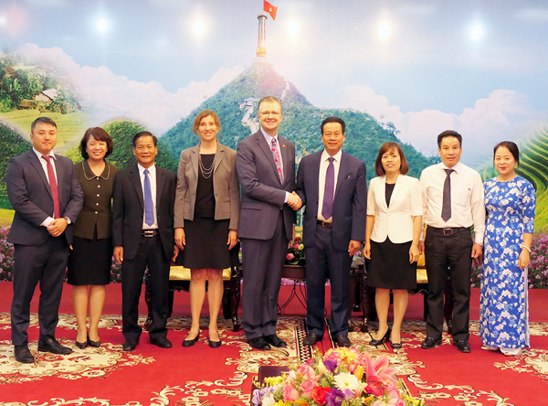 Chủ tịch UBND tỉnh Nguyễn Văn Sơn cùng các đại biểu chụp ảnh lưu niệm với ngài Daniel Kritenbrink và đoàn đại biểu Đại sứ quán Hoa Kỳ tại Việt Nam.