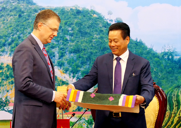 Chủ tịch UBND tỉnh Nguyễn Văn Sơn giới thiệu sản phẩm thổ cẩm với ngài Daniel Kritenbrink.