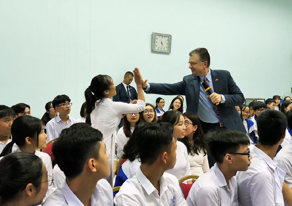 Ngài Daniel Kritenbrink giao lưu với học sinh Trường THPT Chuyên Hà Giang.