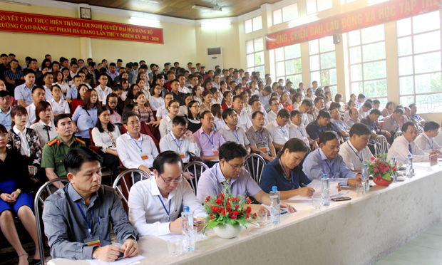 Các đại biểu, thành viên Hội đồng xét tuyển và các thí sinh tham dự lễ khai mạc.