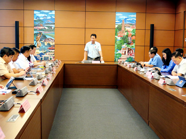  Bí thư Tỉnh ủy Đặng Quốc Khánh, Trưởng đoàn ĐBQH khóa XIV, tỉnh Hà Giang chủ trì và tham gia ý kiến tại buổi thảo luận tổ.