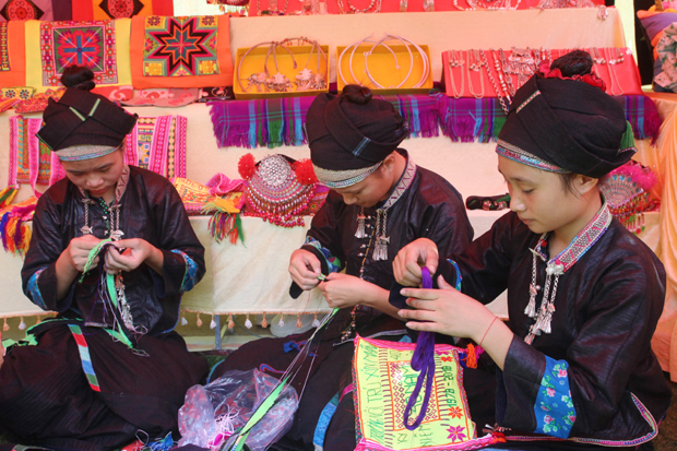 Học sinh Trường Nội trú Xín Mần thêu trang phục truyền thống.