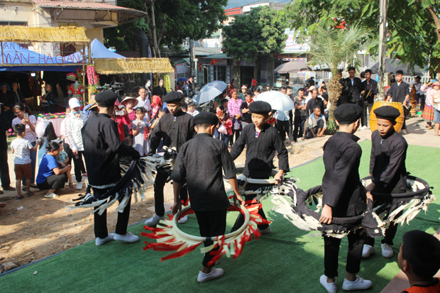                         Học sinh tham gia múa Ngựa giấy.