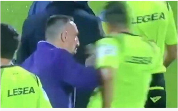 Ribery dùng tay nói chuyện với trợ lý trọng tài.