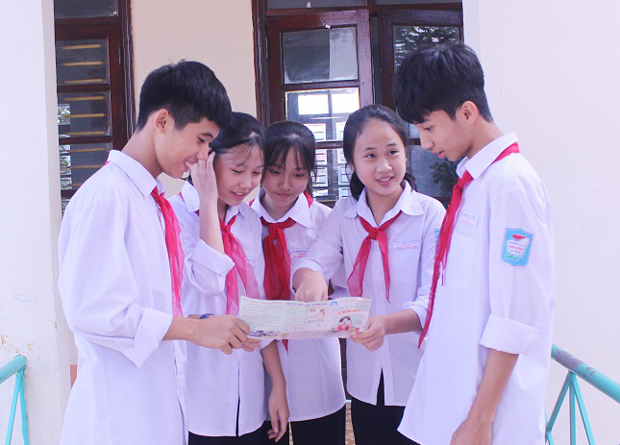 Học sinh Trường THCS Yên Biên (TPHG) trao đổi thông tin về sức khỏe sinh sản vị thành niên.