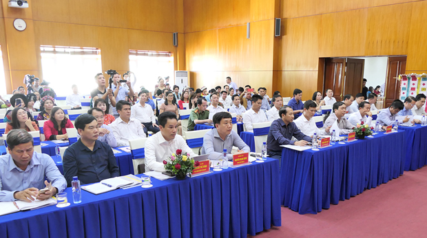 Các đại biểu tham dự Hội nghị sơ kết 3 năm thực hiện Đề án Giáo dục kỹ năng sống và văn hóa truyền thống các DTTS cho học sinh phổ thông. 