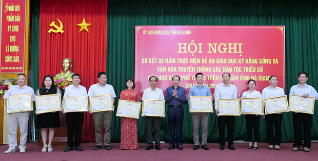 Phó Chủ tịch UBND tỉnh Trần Đức Quý trao Bằng khen của UBND tỉnh cho các tập thể có thành tích trong thực hiện Đề án.