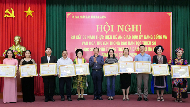 Phó Chủ tịch UBND tỉnh Trần Đức Quý trao Bằng khen của UBND tỉnh cho các nghệ nhân dân gian có thành tích trong thực hiện Đề án.