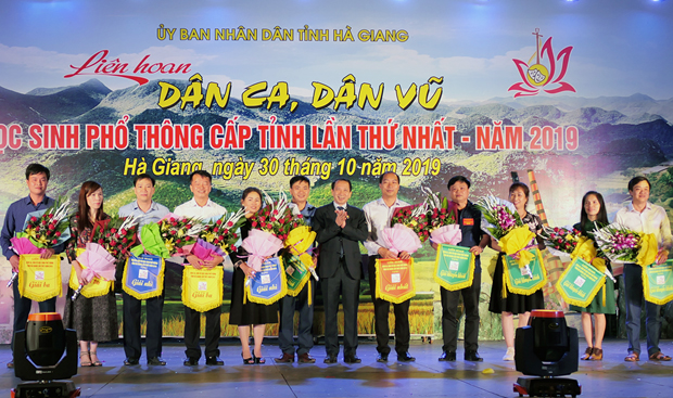 Đồng chí Trần Đức Quý trao giải Nhất, Nhì và Khuyến khích thể loại dân ca, dân vũ và trưng bày sản phẩm cho các đoàn đoạt giải.
