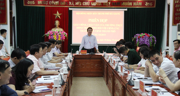 Chủ tịch HĐND thành phố Trần Mạnh Lợi kết luận phiên họp giải trình.