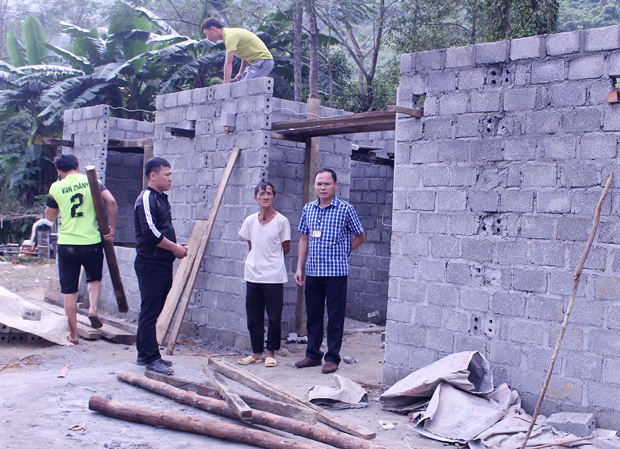 Ngôi nhà mới của gia đình ông Giàng A Hàng, thôn Hạ Sơn 1, xã Lạc Nông (Bắc Mê) đang được xây dựng. 