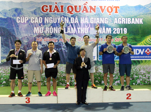 Trưởng Ban Tổ chức - Nội vụ tỉnh, Chủ tịch Liên đoàn Quần vợt tỉnh Nguyễn Trung Tài trao giải cho VĐV ở nội dung đôi nam lãnh đạo nhóm 50 tuổi trở xuống.