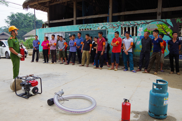 Cán bộ Phòng Cảnh sát PCCC và cứu nạn cứu hộ hướng dẫn thành viên 2 tổ tự quản sử dụng các thiết bị chữa cháy