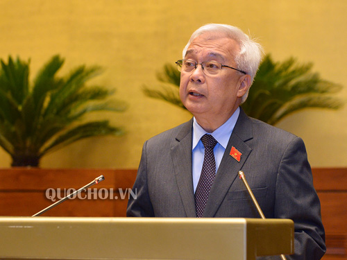Chủ nhiệm Ủy ban Văn hóa, Giáo dục, Thanh niên, Thiếu niên và Nhi đồng Phan Thanh Bình trình bày Báo cáo