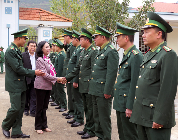 Đồng chí Trương Thị Mai, Ủy viên Bộ Chính Trị, Bí thư T.Ư Đảng, Trưởng ban Dân Vận T.Ư  thăm cán bộ, chiến sỹ Đồn Biên phòng Lũng Cú.