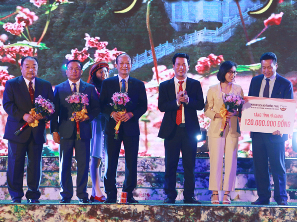 – Bí thư Tỉnh ủy Đặng Quốc Khánh tặng hoa cảm ơn các đơn vị tặng quà.