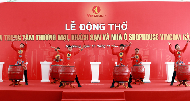 Trống hội và múa Lân sư rồng chúc mừng Lễ động thổ.