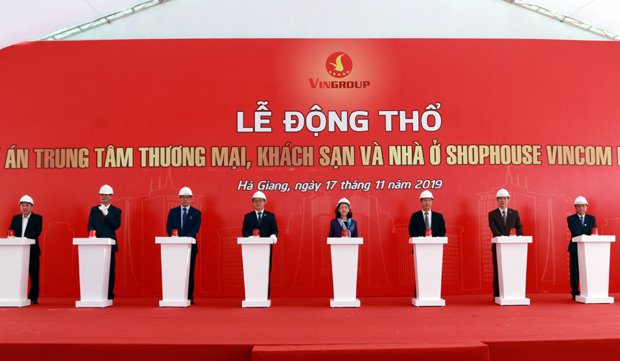 Các đồng chí lãnh đạo T.Ư, lãnh đạo tỉnh, thành phố Hà Giang và Tập đoàn Vingroup thực hiện nghi thức ấn nút động thổ.