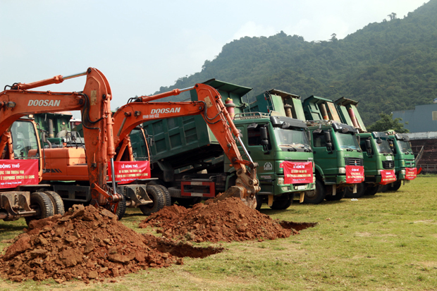 Các phương tiện kỹ thuật thi công thực hiện động thổ ngoài thực địa.
