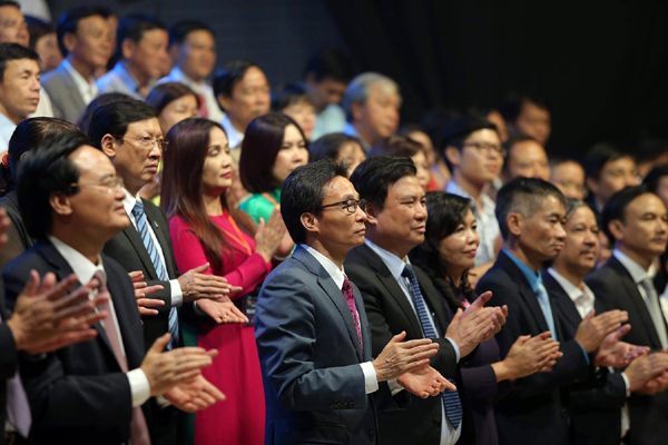 Các đại biểu tham dự chương trình cùng vỗ tay tôn vinh, tri ân đến những thầy cô giáo đang thầm lặng cống hiến hết mình cho sự nghiệp trồng người.