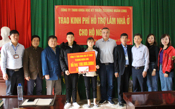Đại diện Công ty TNHH Texhong Ngân Long, lãnh đạo Sở LĐ-TBXH trao kinh phí cho công nhân Vàng A Thành.