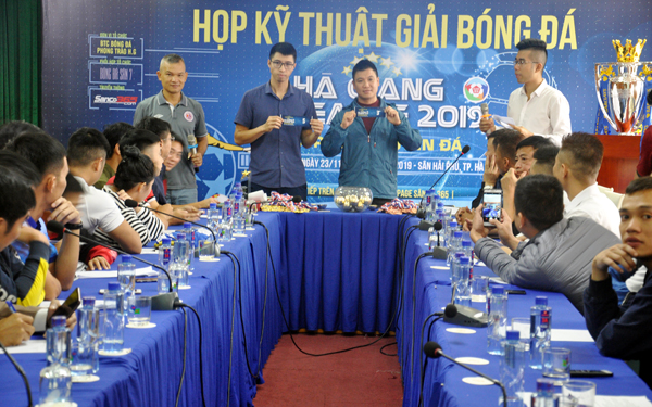 BTC Bốc thăm chia bảng các cặp đấu.