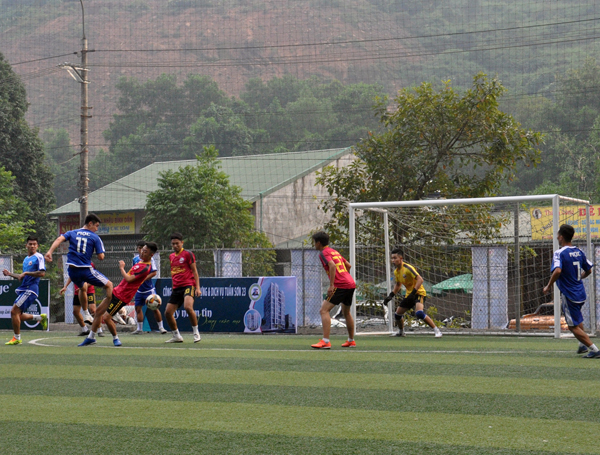 Một pha bóng hay giữa đội FC Mộc và Sao Vàng.