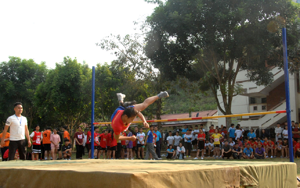 Thi đấu môn Nhảy cao khối THPT.