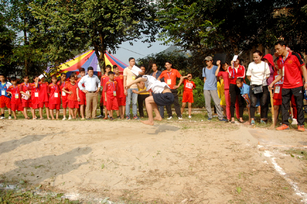 Thi môn Bật xa khối Tiểu học.