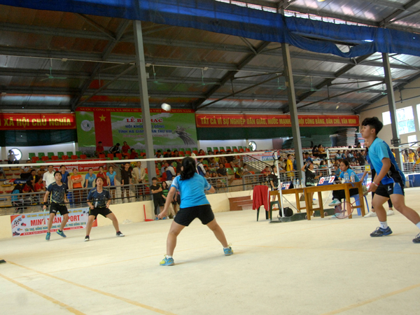 Cầu lông đôi nam nữ giữa THPT Vị Xuyên và THPT Quang Bình.