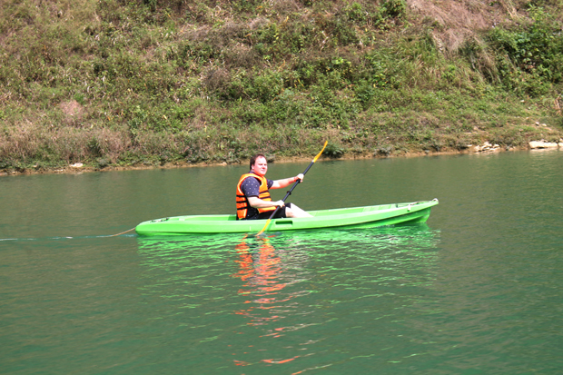 Du khách trải nghiệm hoạt động bơi thuyền trên dòng Nho Quế.