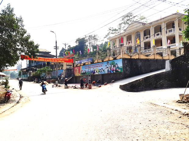Khu vực trung tâm xã được chỉnh trang sạch, đẹp.