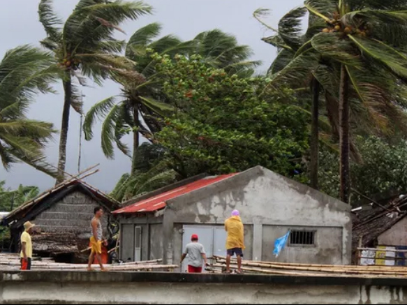 Khoảng 200.000 người dân Philippines đã được yêu cầu sơ tán. (Ảnh: rte.ie)