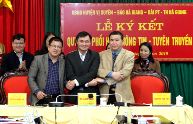 Lãnh đạo huyện Vị Xuyên, Báo Hà Giang, Đài PT-TH tỉnh ký kết Quy chế phối hợp thông tin, tuyên truyền.