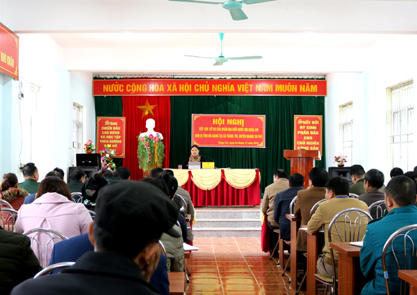 Toàn cảnh buổi tiếp xúc cử tri tại xã Thàng Tín 