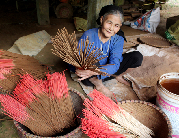 Bà Nông Thị Nữ đã có nhiều năm làm hương truyền thống cho biết, để hương thắp không bị tắt thì cây vầu sau khi tước thành tăm phải ngâm nước 3-4 ngày rồi vớt phơi khô.