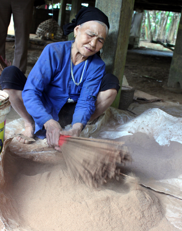 Các hương liệu được bà Nữ phơi khô và nghiền thành bột, sau đó là bước thực hiện kết dính các hương liệu đó với tăm hương.