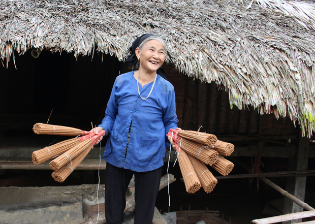 Các bó hương được bà Nữ làm để bán, mỗi bó gồm 60 tăm hương và được bán với giá 10 nghìn đồng/bó.