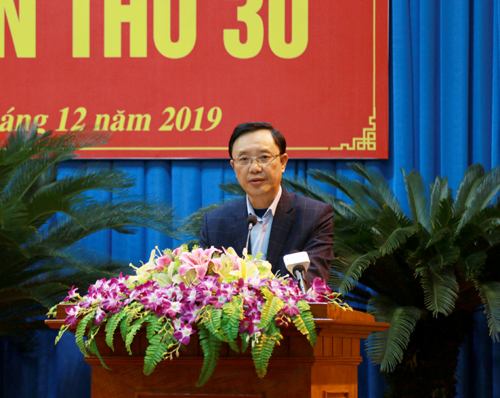Phó Bí thư Thường trực Tỉnh ủy, Chủ tịch HĐND tỉnh Thào Hồng Sơn thông qua báo cáo kết quả công tác lãnh đạo của BTV Tỉnh ủy trong năm 2019
