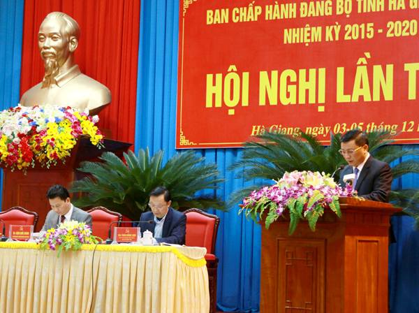 Phó Chủ tịch Thường trực UBND tỉnh Nguyễn Minh Tiến báo cáo kết quả phát triển KT – XH năm 2019, phương hướng năm 2020.