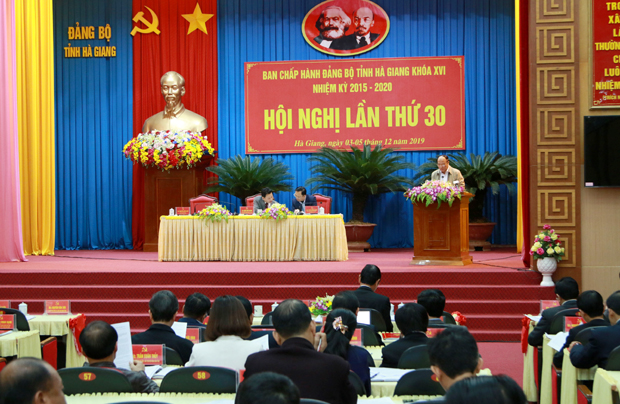 Đồng chí Lê Quang Minh, Chủ nhiệm cơ quan Ủy ban Kiểm tra – Thanh tra tỉnh báo cáo công tác kiểm tra, giám sát, thi hành kỷ luật trong Đảng năm 2019