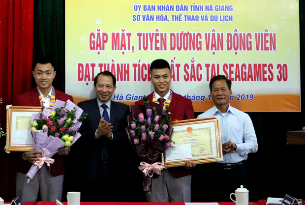 Phó Chủ tịch UBND tỉnh Trần Đức Quý trao Bằng khen của Chủ tịch UBND tỉnh cho các VĐV.