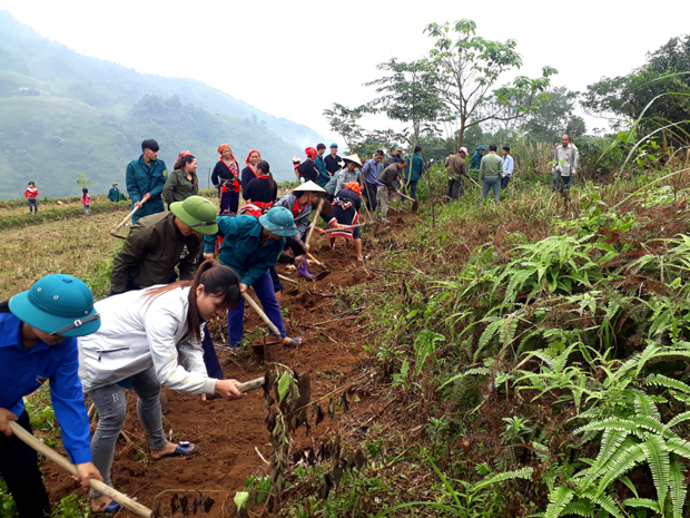 Cán bộ xã và người dân thôn Nặm Phang mở đường Nông thôn mới.