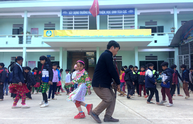 Nghệ nhân Sùng Mí Dính đang truyền dạy kỹ thuật múa khèn cho các em học sinh trường THCS Giàng Chu Phìn
